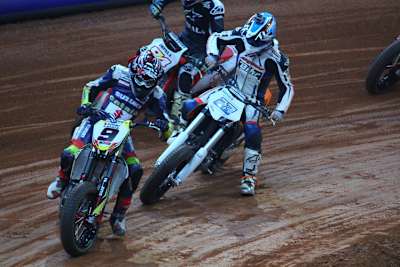 Superprestigio in Barcelona: Kenny Noyes (9) gegen Marcel Schrötter (23) und Jonas Folger