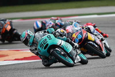 Honda-Pilot Danny Kent im Rennen von Texas vor dem später gestürzten Miguel Oliveira (44)