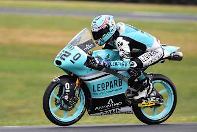 Danny Kent stürzte, sein 56-Punkte Vorsprung schmilzt dahin