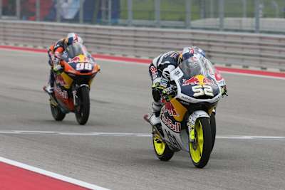 Danny Kent auf der Husqvarna vor Rookie Karel Hanika