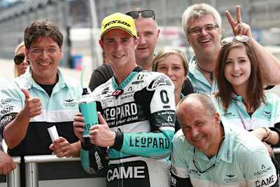 Da waren in Indy noch alle happy: Jochen Kiefer links), Danny Kent und Jochen Kiefer (hinten rechts) nach der Pole-Position