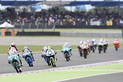 Bald ein gewohntes Bild: Danny Kent (52) führt das Moto3-Feld an