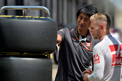 Der Reifenflüsterer von Haas: Hiroshi Tomitsuka mit GP-Star Kevin Magnussen