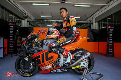 Zulfahmi Khairuddin auf seinem Arbeitsgerät für 2018