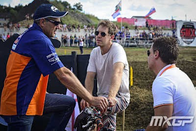 Sebastian Vettel (Mitte) mit den KTM-Managern Heinz Kinigadner und Pit Beirer