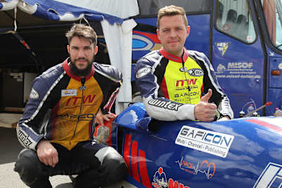 Jens Lehnertz (l.) half erfolgreich bei André Kretzer (r.) im Boot aus