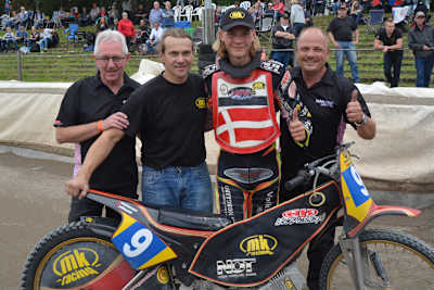 In der Mitte: Tuner Matthias Kröger mit Fahrer Mads Hansen