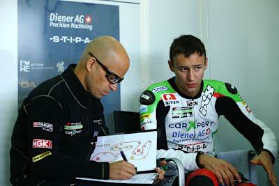 Chefmechaniker Santi Abat mit Randy Krummenacher