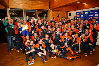 Großer Jubel im KTM-Werksteam nach dem Podestplatz von Pol Espargaró in Valencia