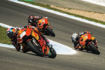 Die KTM-Piloten Bradley Smith, Pol Espargaro und Mika Kallio