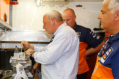 Andy Summers bei der Vermessung des Motors