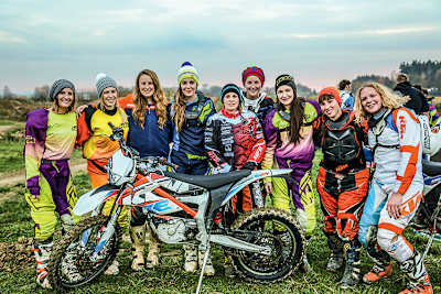 Diese neun Damen waren mit der KTM Freeride E unterwegs