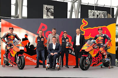Von links: Bradley Smith, Teammanager Mike Leitner, Red Bull Motorsport Sponsorship-Manager Thomas Überall, Motorsport-Direktor Pit Beirer, Testfahrer Mika Kallio, KTM-Vorstand Hubert Trunkenpolz und Pol Espargaró 