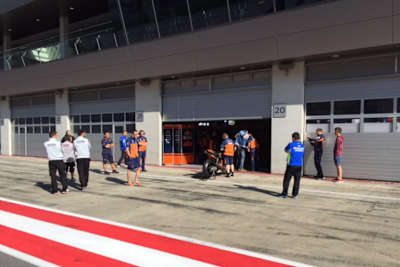 Vor der KTM-Box: Viel Interesse der Konkurrenz