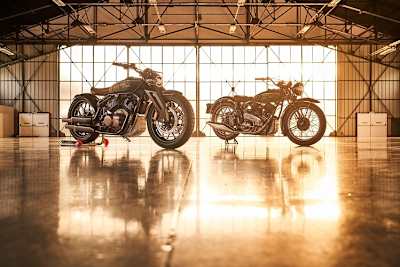 Die Konzeptstudie und ihre Inspiration: Royal Enfield Concept KX (links), 1140 KX von 1938