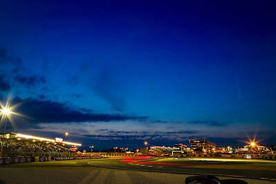 Vor allem zur 'Blauen Stunde' bietet die Stecke in Le Mans tolle Eindrücke