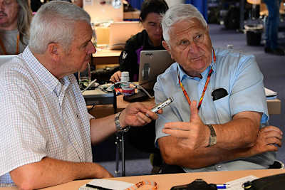 Willy Läderach (re.) im Gespräch mit Günther Wiesinger