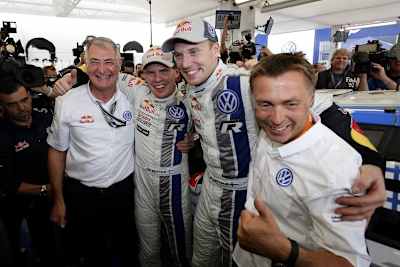 Das Siegerteam mit den Chefs von Volkswagen 