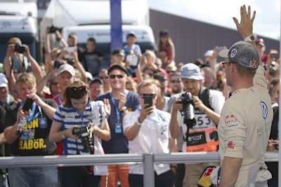 Jari-Matti Latvla freut sich mit sienen Landsleuten