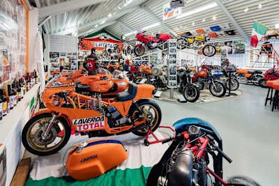 Zu verkaufen: Blick ins Laverda-Museum des niederländischen Sammlers Cor Dees
