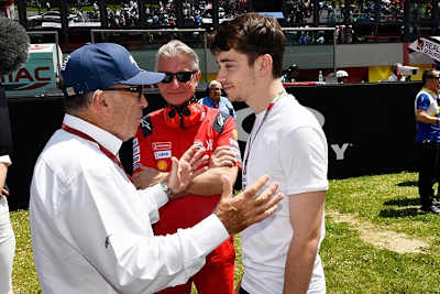 Charles Leclerc mit Carmelo Ezpeleta, dahinter Ducati-Sportdirektor Ciabatti