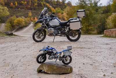 Original und Modell: «Die Proportionen der R 1200 GS Adventure wurden hervorragend ins  Lego Technic Modell übersetzt», schwärmt Alexander Buckan, Leiter BMW Motorrad Fahrzeugdesign
