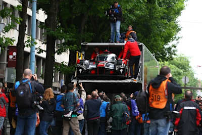 Wenn die Rennwagen für die technische Abnahme zu den 24h von Le Mans in die City gebracht werden, ist der Aufschlag groß