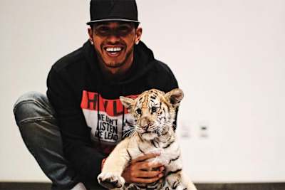 Lewis Hamilton in ungewohnter Gesellschaft, Teil 1