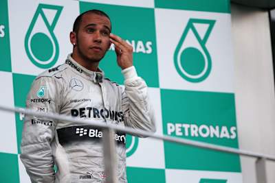 Wegen einer Reglements-Anomalie: Steht Lewis Hamilton morgen alleine auf dem Siegerpodest?