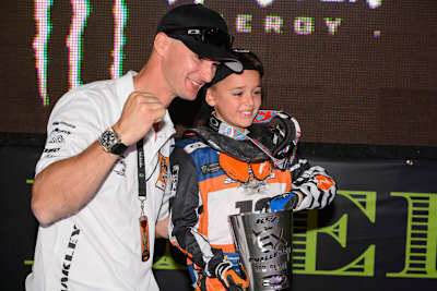Dritter Rang beim 50-ccm-Supercross: Vater Stefan freut sich mit Liam Everts