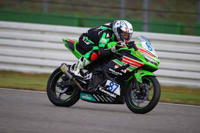 Angelo Licciardi (Kawasaki) ist Meister der IDM Supersport 300