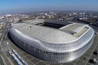 Supercrossrennen im überdachten Fußballstadion von Lille