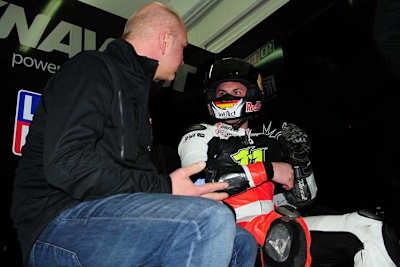 Techniker Jürgen Lingg mit Sandro Cortese