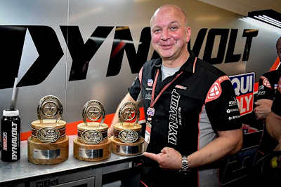 Jürgen Lingg mit den drei Pokalen aus Texas