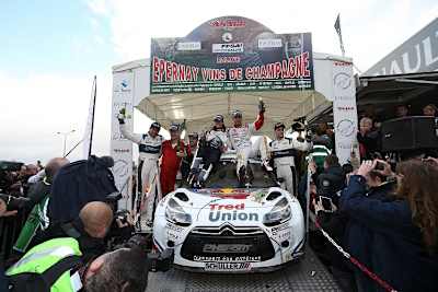 Die Sieger Sandra Rebout (Mitte links) und Sébastien Loeb (Mitte rechts)