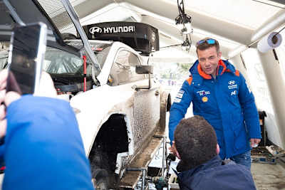   Sébastien Loeb im Testlager von Hyundai