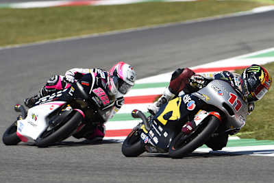 Livio Loi (11) in Mugello vor Ana Carraso (beide auf Kalex-KTM)