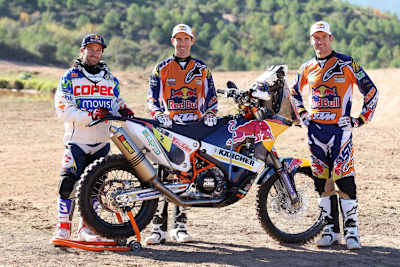 Gedämpfte Stimmung beim Team-Fotoshooting für die Dakar: Die KTM-Werksfahrer Chaleco Lopez, Ruben Faria und Marc Coma (v. li.) mussten ohne Kurt Caselli posieren
