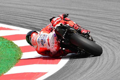 Auch mit der Ducati fährt Jorge Lorenzo viel Schräglage