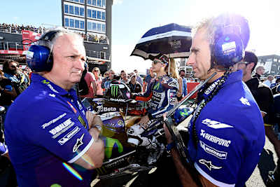 Valencia-GP 2016: Lorenzo am Startplatz mit Forcada (li.) und Meregalli