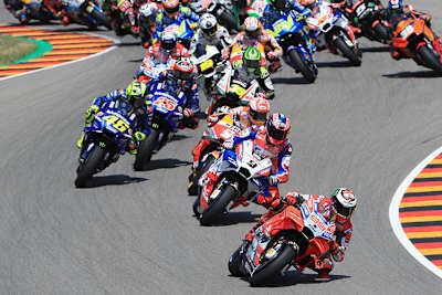 Sachsenring: Jorge Lorenzo (99) führt vor seinem Nachfolger Petrucci (9)