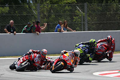 2. Rune, Kurve 10: Márquez ist vorne, Dovi wird von Lorenzo abgeschossen, auch Rossi kann dann nicht ausweichen