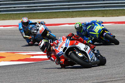 Im Rennen: Lorenzo (99) wehrt sich gegen Iannone und Miller