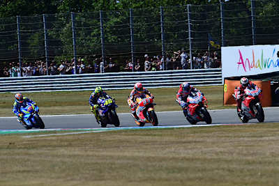 Im Rennen: Lorenzo (99) führt vor Dovi, Márquez, Rossi und Rins