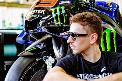 Jorge Lorenzo in Sepang neben seiner Yamaha