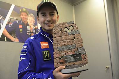 Aragón: Jorge Lorenzo half beim Design der Siegertrophäe für 2015