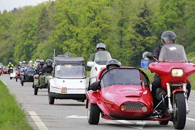 Aus der Fahrerperspektive: Motorradgespanne bis zum Horizont auf dem Rideout des 26. Love Ride Switzerland 