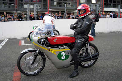 Der dreifache Weltmeister Luigi Taveri kommt als Ehrengast nach St. Wendel