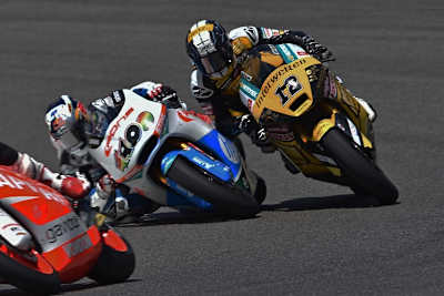 Runde 5: Maverick Viñales (40) und Tom Lüthi (12) berühren sich