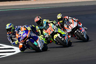 Tom Lüthi hinter Baldassarri und Di Giannantonio